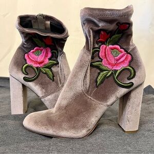 Steve Madden Mauve Velvet Heeled Boots Floral Embroidery size 10
